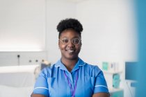 Портрет впевнена, усміхнена медсестра в лікарні — стокове фото