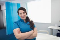 Портрет впевнена жінка медсестра в лікарняній кімнаті — стокове фото
