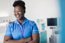 Porträt selbstbewusste, lächelnde Krankenschwester im Krankenhauszimmer — Stockfoto