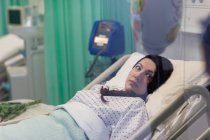 Paciente do sexo feminino em repouso no leito hospitalar — Fotografia de Stock