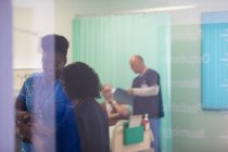 Жінка-лікар і медсестра розмовляють в лікарняній кімнаті — стокове фото