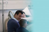Сім'я, що відвідує пацієнта в лікарняній кімнаті — стокове фото
