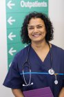 Retrato confiante médico feminino no corredor do hospital — Fotografia de Stock
