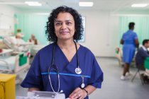 Портрет уверенной женщины-врача, совершающей обход в палате больницы — стоковое фото