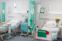 IV краплі та медичне обладнання у вільному лікарняному відділенні — стокове фото