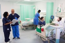 Médecins, infirmières et patients hospitalisés — Photo de stock