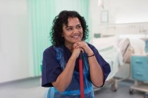 Sorridente mulher ordenada limpeza hospital enfermaria — Fotografia de Stock