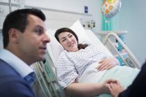 Patient visiting with family in hospital room — Stock Photo