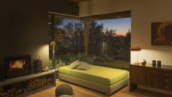 Иллюминированное скамеечное сиденье у окна в современной, роскошной домашней витрине интерьера гостиной — стоковое фото