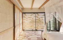 Canopy bed em tranquila moderna, casa de luxo vitrine quarto interior — Fotografia de Stock