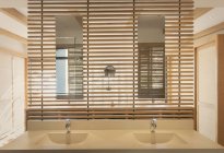 Подвійні мармурові раковини і дзеркало в сучасній, розкішній домашній вітрині інтер'єру ванної кімнати — стокове фото