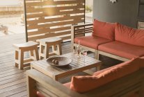 Rosenwein und Sofa auf einer hölzernen, modernen, luxuriösen Wohnvitrine — Stockfoto