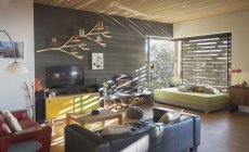 Sunny moderna, casa de luxo vitrine interior sala de estar — Fotografia de Stock