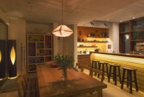 Иллюминированная домашняя столовая и кухня — стоковое фото