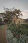 Идиллическая каменная церковь и тихий сад — стоковое фото