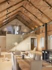 Maison de démonstration salle à manger intérieure avec plafond voûté en bois et escalier en colimaçon — Photo de stock