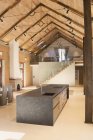 Домашня вітрина інтер'єру кухні з дерев'яними склепінчастими стелями — стокове фото