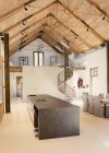 Casa vitrine cozinha interior com teto abobadado de madeira e loft — Fotografia de Stock