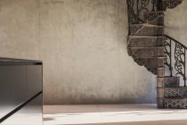 Домашня вітрина інтер'єру залізних спіральних сходів — стокове фото