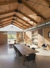 Casa vetrina interna sala da pranzo con soffitto a volta in legno — Foto stock
