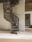 Home showcase escalier intérieur en spirale en fer — Photo de stock