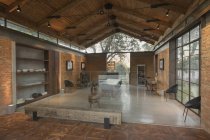 Casa vitrine interior com teto de madeira abobadada — Fotografia de Stock