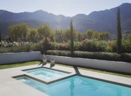 Солнечный, круговой бассейн и горячая ванна с видом на горы — стоковое фото