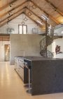 Casa vetrina cucina interna e soppalco con soffitto a volta in legno — Foto stock
