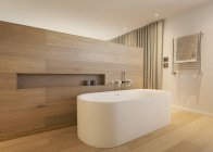 Moderno hogar escaparate baño interior con bañera de remojo - foto de stock