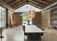 Casa vetrina interna sala da pranzo con soffitto a volta e lampadario — Foto stock