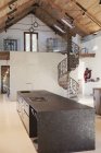 Домашня вітрина інтер'єру кухні зі склепінчастою стелею і спіральними сходами горище — стокове фото