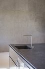 Home Vitrine Interieur einfache, moderne Küchenspüle — Stockfoto
