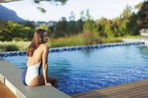 Спокойная женщина в купальнике отдыхает в бассейне — стоковое фото