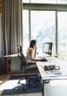Geschäftsfrau mit Headset arbeitet im Home Office am Computer — Stockfoto