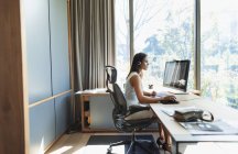 Empresária que trabalha no computador no escritório em casa — Fotografia de Stock