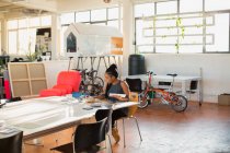 Empresária criativa trabalhando em escritório em plano aberto — Fotografia de Stock