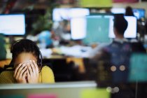 Cansada, mulher de negócios estressada com a cabeça nas mãos no computador no escritório — Fotografia de Stock