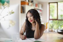 Junge Frau arbeitet im Homeoffice am Computer — Stockfoto