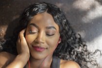 Gelassene junge Frau hört Musik mit Kopfhörern — Stockfoto