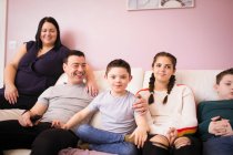 Glückliche Familie entspannt auf Wohnzimmersofa — Stockfoto