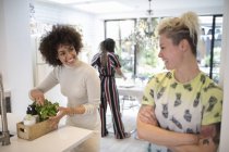 Щасливі молоді жінки розмовляють на кухні — стокове фото
