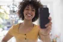 Felice giovane donna prendendo selfie con il telefono della fotocamera — Foto stock