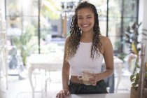 Porträt: Glückliche junge Frau trinkt Kaffee in der Küche — Stockfoto