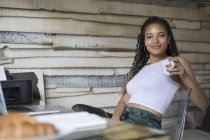 Портрет впевнена молода жінка-підприємець працює в домашньому офісі — стокове фото