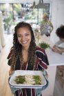 Ritratto felice donna cucina asparagi in cucina — Foto stock