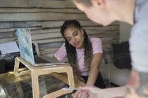 Молодые женщины-предприниматели, работающие на дому — стоковое фото