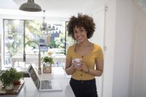 Ritratto felice fiducioso giovane donna freelancer lavorare al computer portatile — Foto stock