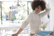 Feliz jovem freelancer feminino trabalhando na cozinha — Fotografia de Stock