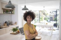 Retrato confiante jovem freelancer feminino na cozinha — Fotografia de Stock