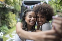 Amigos jóvenes felices tomando selfé con el teléfono de la cámara - foto de stock